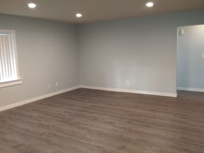 Building Photo - Recently Updated Home