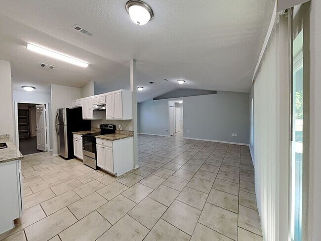 Building Photo - 1002 Embrun Ct