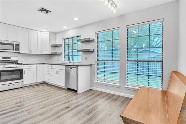 Building Photo - 6100 Woodhue Dr