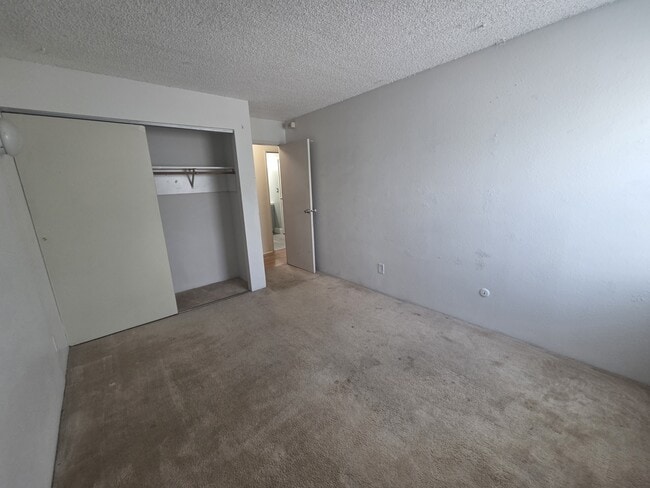 Building Photo - 1300 Golden Cir