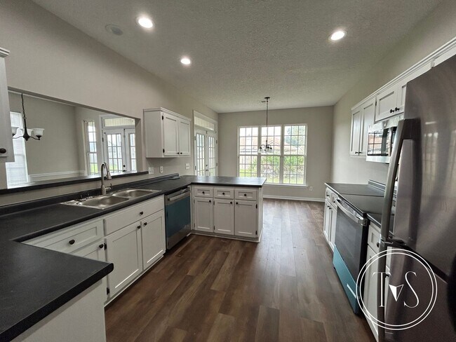 Building Photo - 1825 Lawnwood Dr