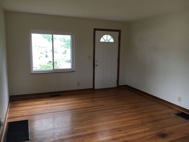 Building Photo - **2-BEDROOM HOUSE W/ DETACHED GARAGE IN BE...