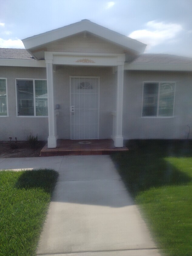 Front - 11010 Ryerson Ave