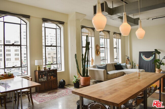 Foto del edificio - 315 E 8th St