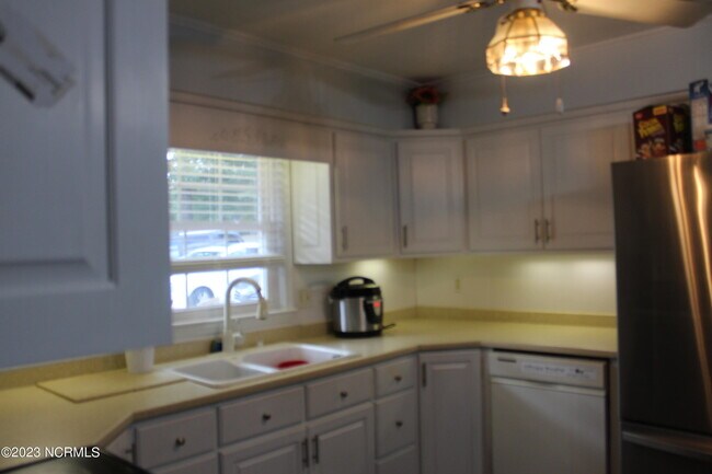 Building Photo - 204 N Country Club Rd