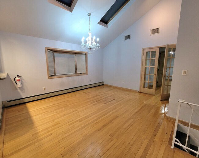 Foto del edificio - 105 Oaktree Pl