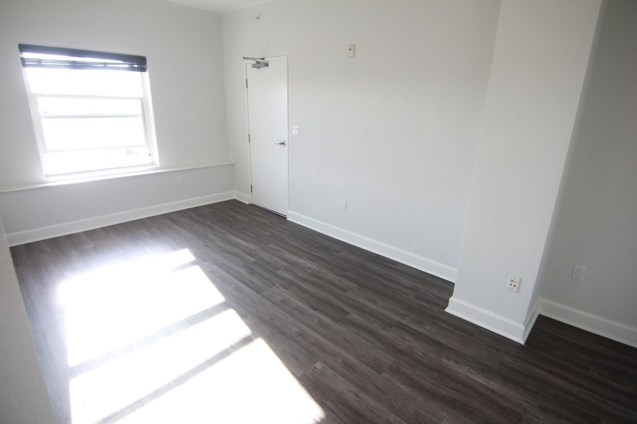 Primary Photo - 1415 N Bronson Ave