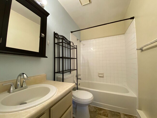 Foto del edificio - Charming 2-Bedroom Townhome Just Minutes f...
