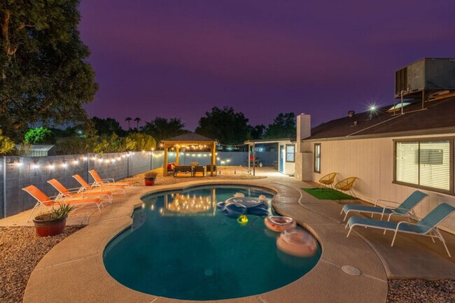 Foto del edificio - Downtown Gilbert Boho-Oasis|Pool|Gazebo|Ga...