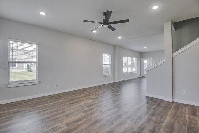 Foto del edificio - AVAILABLE NOW! LUXURIOUS TRIPLEX LOCATED ON 1-ACRE LOT IN MIDLOTHIAN, TX!