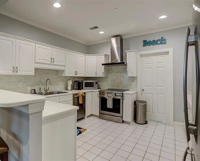 Building Photo - Beautifully Furnished 3BR Condo - Shipyard...