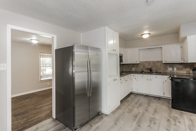 Foto del edificio - Convenient Duncanville 3-Bedroom Home