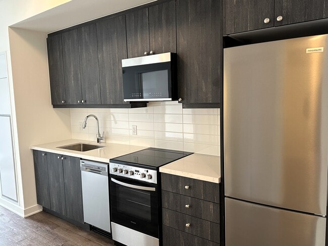 Building Photo - Beautiful Bowmanville Condo! (1+Den, 1 Bath)