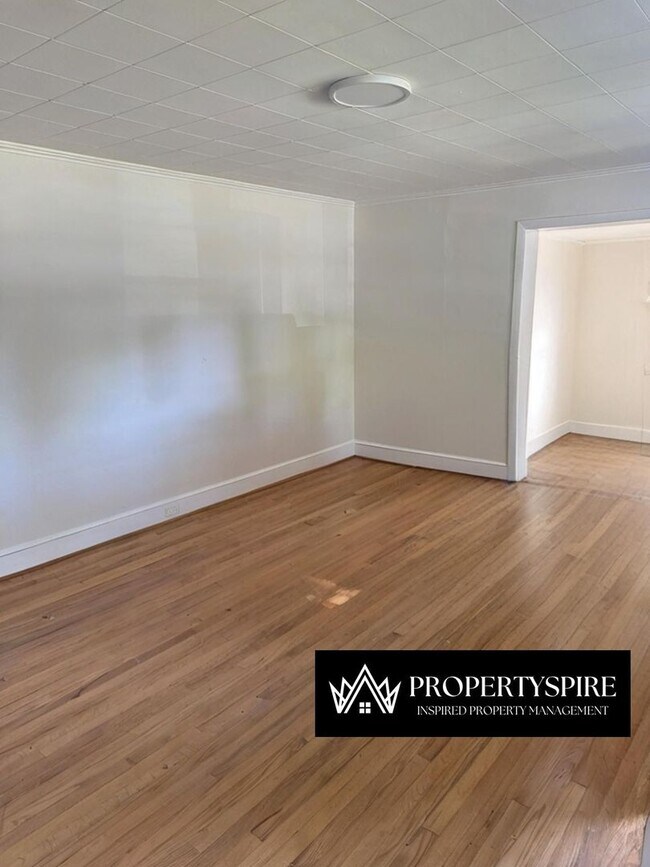 Foto del edificio - Charming 3 Bed 2 Bath Room Home In Salisbu...