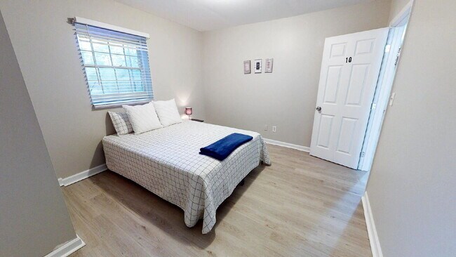 Building Photo - Gorgeous Renovated Home with Large Common Areas and Kitchen Island, Near Covington Hwy in Lithonia