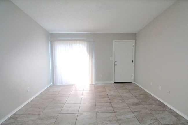 Building Photo - Updated 2-Bedroom Apartment with Private Patio and Move-In Special! –1/2 Off First Month Rent!