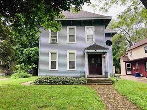 Building Photo - 813 3rd Ave