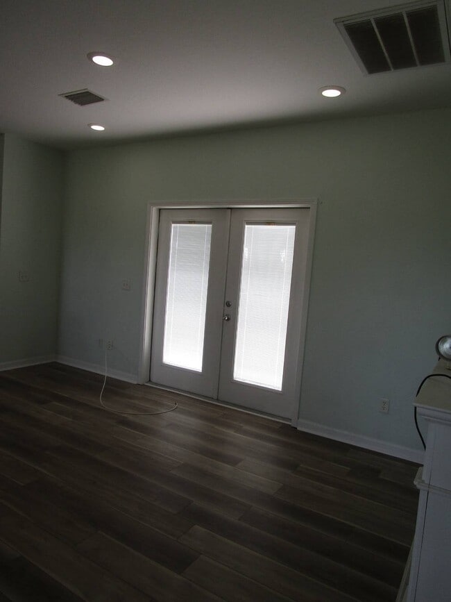 Building Photo - 6111 Shorewood Way