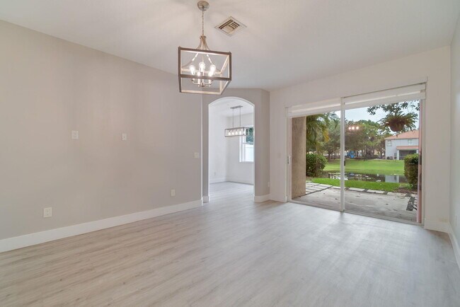 Foto del edificio - 205 River Bluff Ln