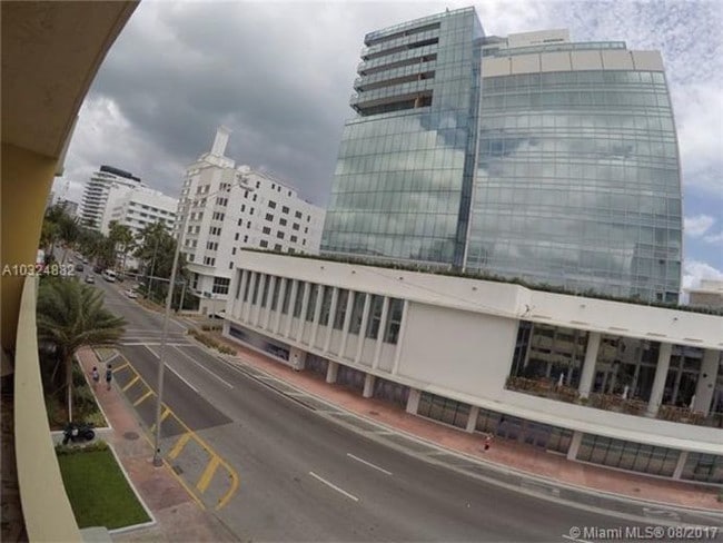 Building Photo - 2924 Collins Ave