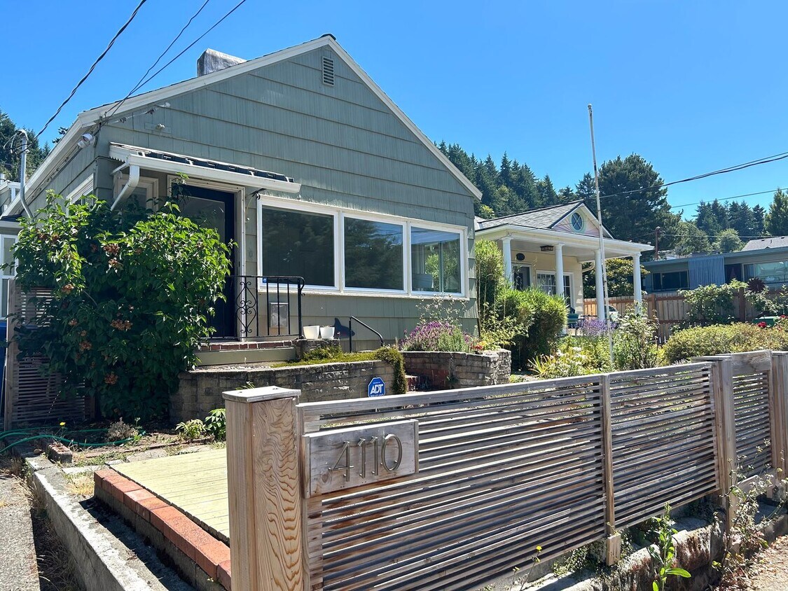 Foto principal - Charming 3BD, 1BA Beach House Near Alki