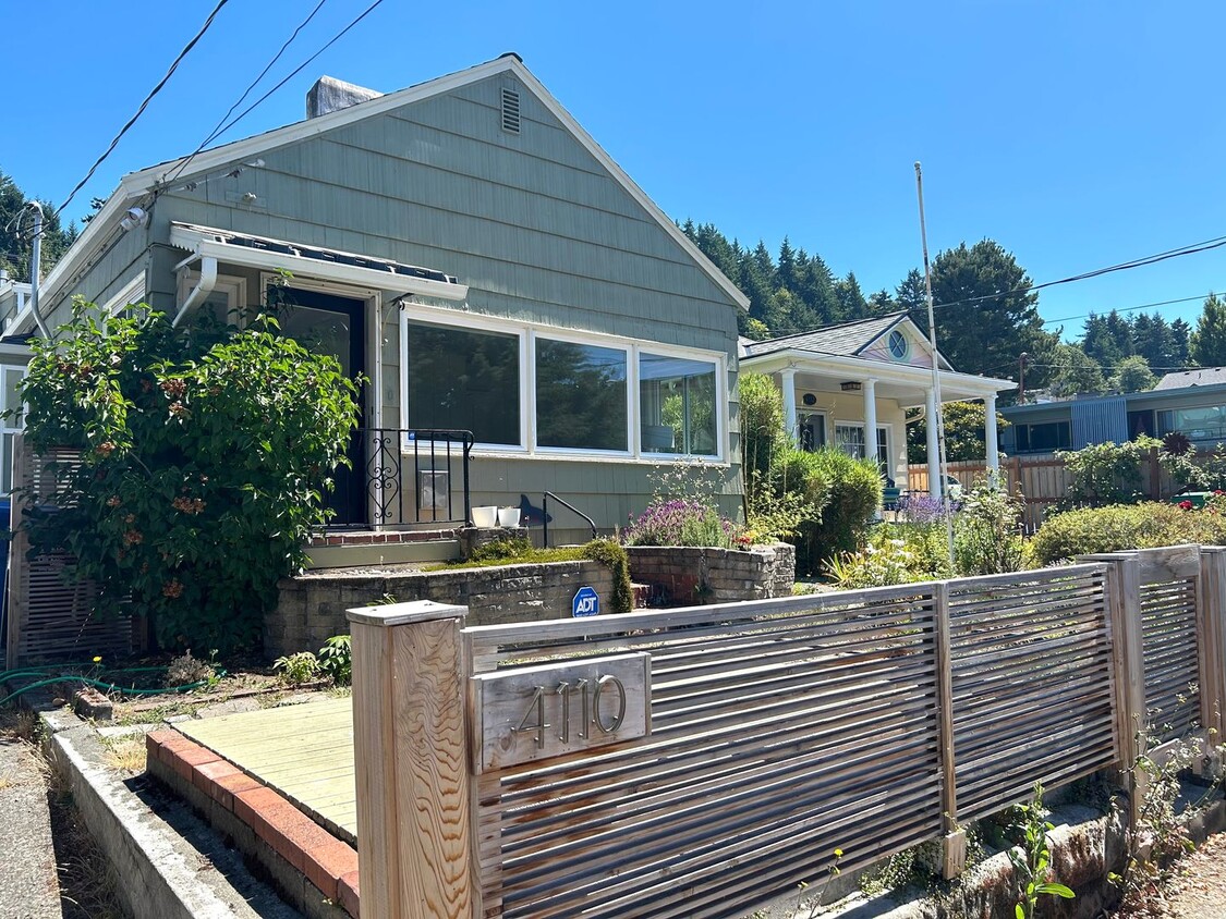 Primary Photo - Charming 3BD, 1BA Beach House Near Alki