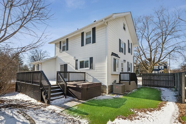 Building Photo - 713 Warrenville Rd