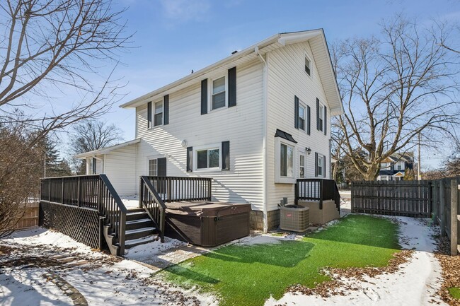 Foto del edificio - 713 Warrenville Rd