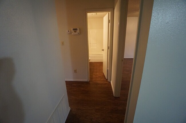 Building Photo - 3 BR, 1 BTH, 1 car garage