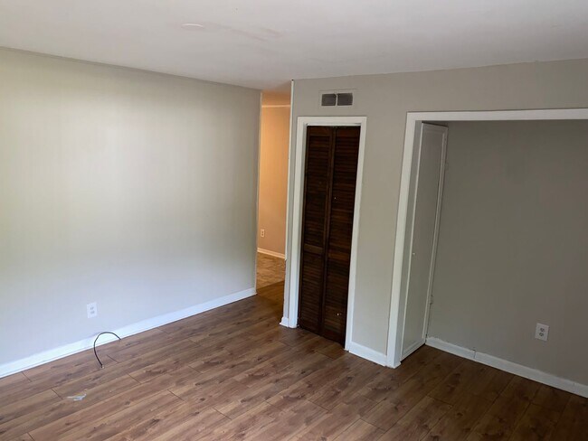 Foto del edificio - Quaint three bedroom, two bath all electri...