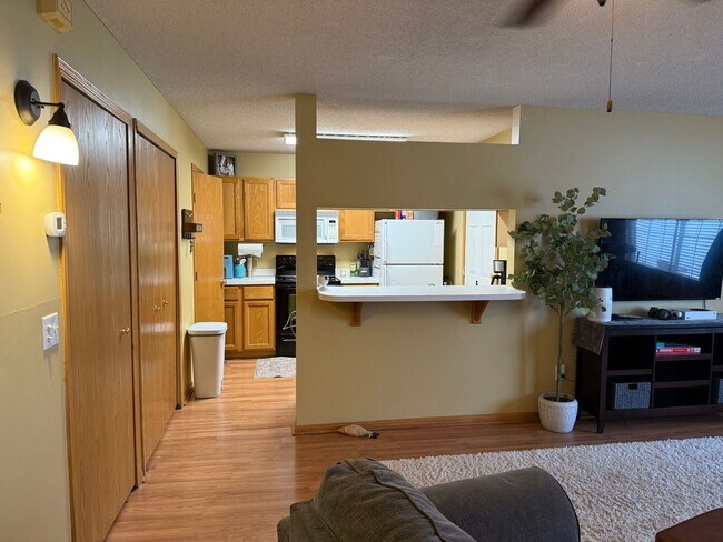 Foto del edificio - Charming 2BR Townhome in Desirable Cliff Lake Community