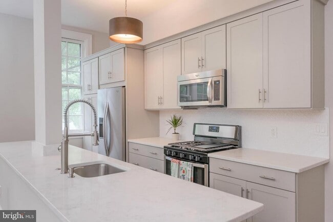 Building Photo - 3039 Macomb St NW