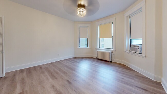 Foto del edificio - 374 Chestnut Hill Ave