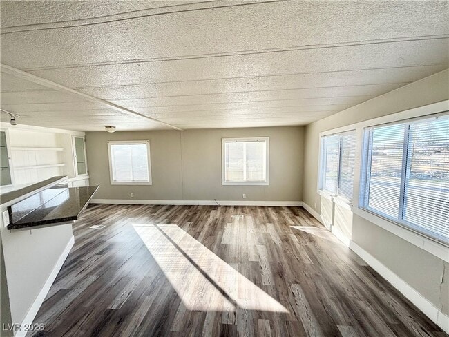 Building Photo - 4331 W Victoria St