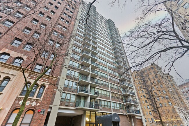 Foto del edificio - 2740 N Pine Grove Ave