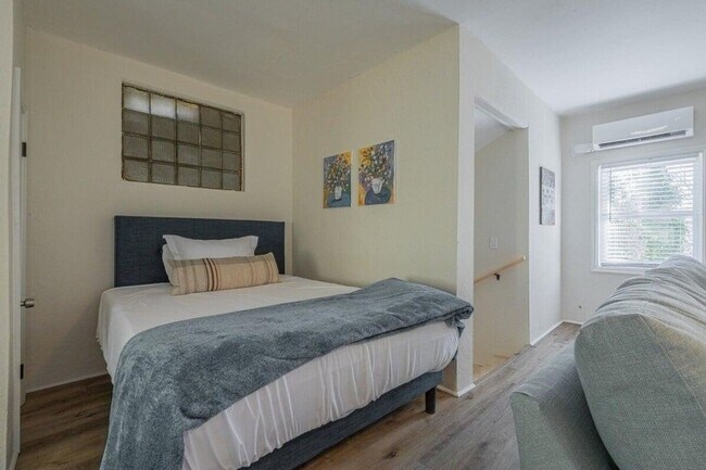 Foto del edificio - Fully Furnished 1BR Retreat in Prime Five Points Location