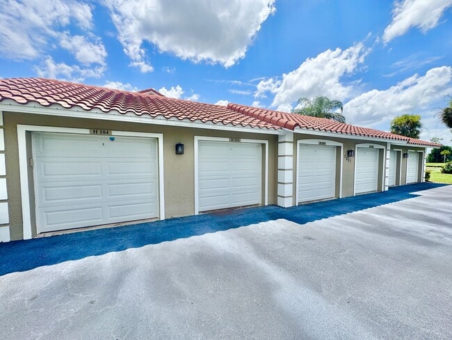 Building Photo - ** ROYAL WOOD ** 2 + DEN / 2 BATH - CONDO ...