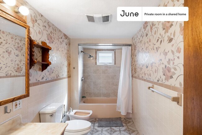 Foto del edificio - Room in Shared 6 bed/1.5 bath home