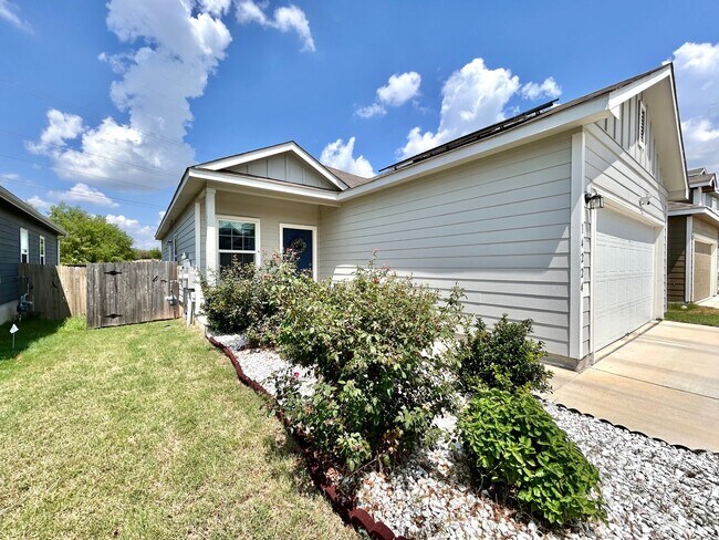 Foto del edificio - Spacious 3-Bed / 2-Bath with Walk-In Close...