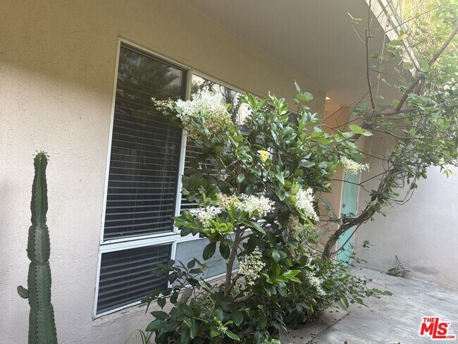 Foto del edificio - 828 Lincoln Blvd
