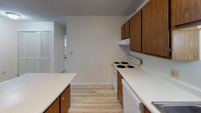 Building Photo - 1662 Parkwood Avenue