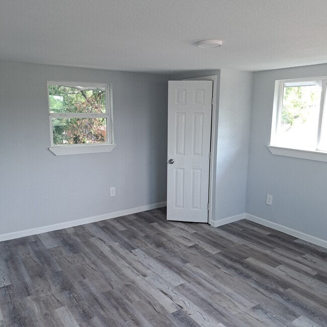 Building Photo - 539 Hicks Ave