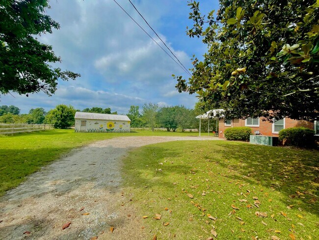 Building Photo - One-story Ranch on average just minutes aw...
