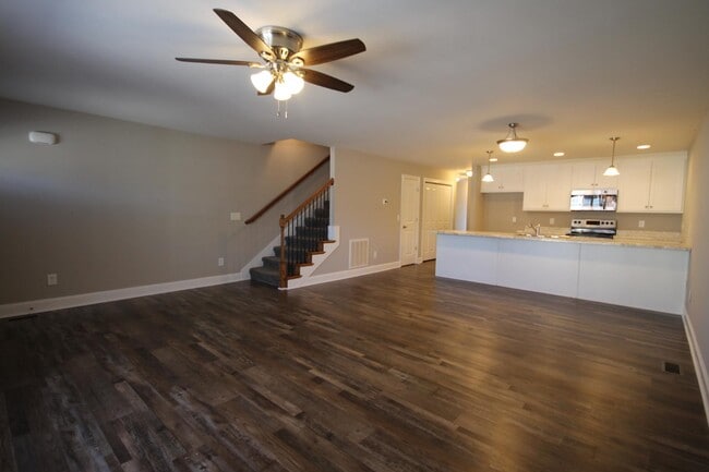 Foto del edificio - 704 Cobblestone Dr