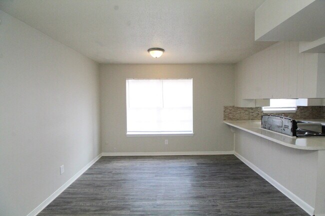 Foto del edificio - Updated 1BR First-Floor Apartment Near UWF & West Florida Hospital with LVP Flooring, Included Se...
