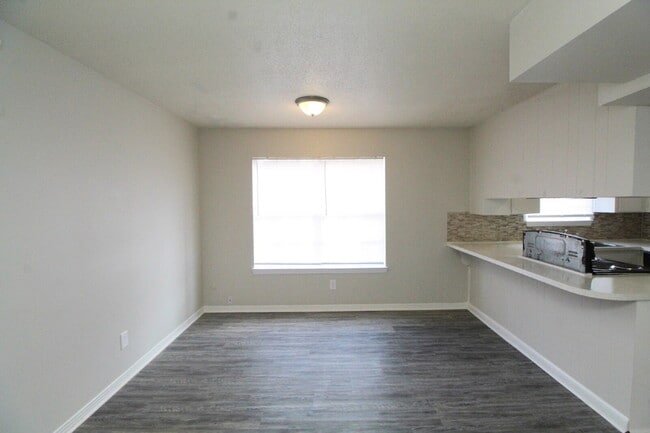 Building Photo - Updated 1BR First-Floor Apartment Near UWF & West Florida Hospital with LVP Flooring, Included Se...
