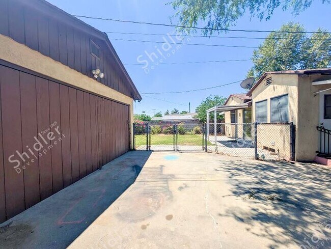 Foto del edificio - 2 Bedroom 1 Bath and 2 Massive Yard in North San Bernardino