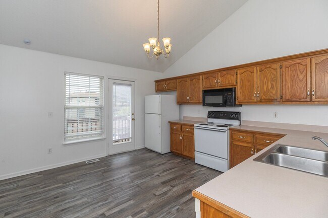 Foto del edificio - ****COMING SOON**** 3 Bedroom Townhome nea...