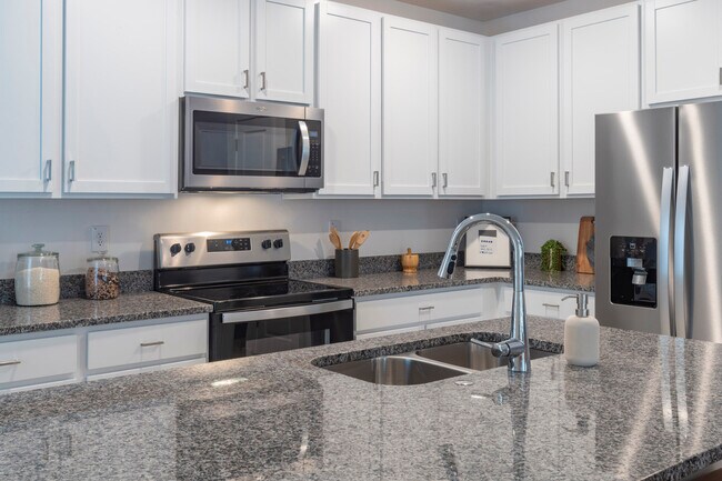 Cocina con gabinetes blancos - The Preserve at Poinciana - Homes for Rent