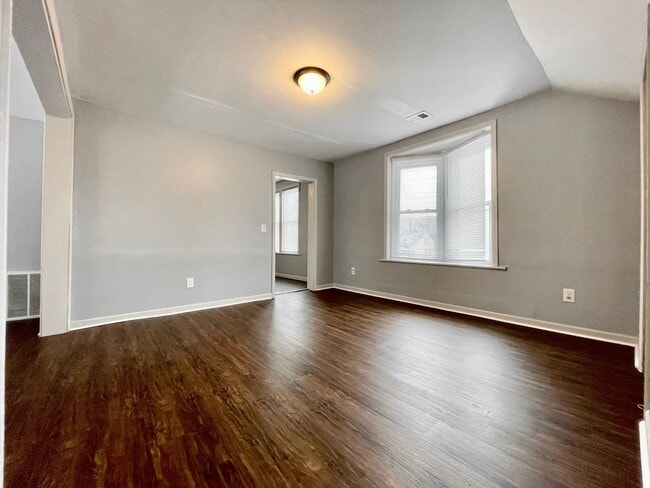 Foto del edificio - One Bedroom Duplex in Muskegon - All Utilities Included!